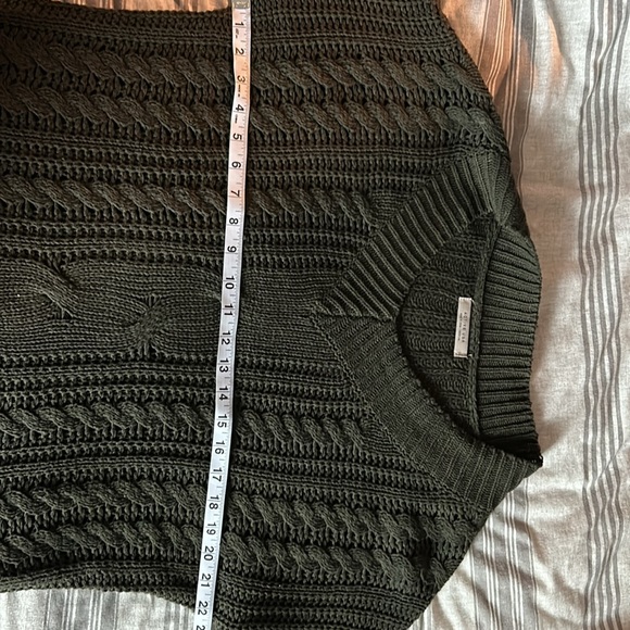 Women’s Dark Green V Neck Cable Sweater Medium - Picture 5 of 5